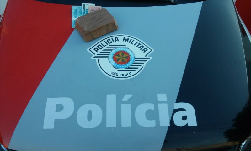 Jovem é abordada em rodovia com um quilo de crack