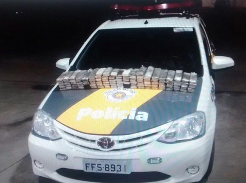 Polícia aborda dupla transportando 110 tabletes de haxixe