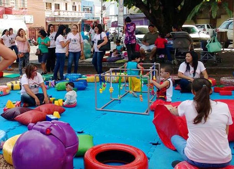 Pais e bebês participam da 5ª Engatinhata de Penápolis