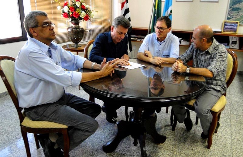 Curso de Educação Física: Célio assina convênio para permitir uso de praças esportivas à Funepe