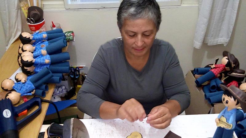 Troféu da Festa Junina Popular é confeccionado por artesã penapolense