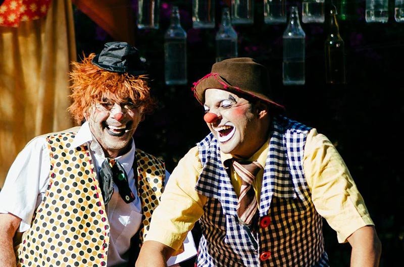 Palhaços de rua se apresentam sábado na praça Carlos Sampaio Filho