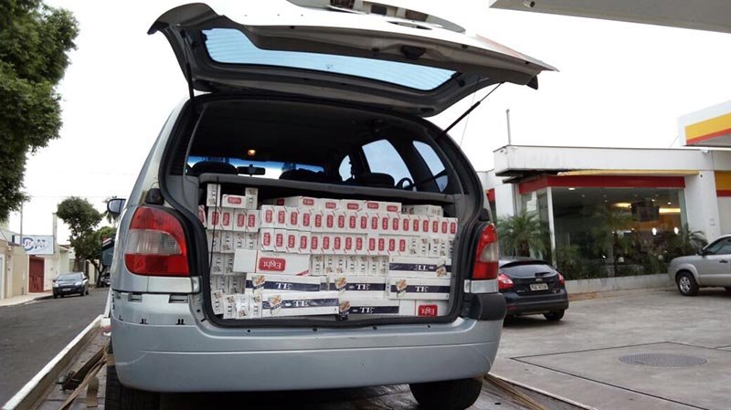 Polícia Militar apreende cigarros em veículo