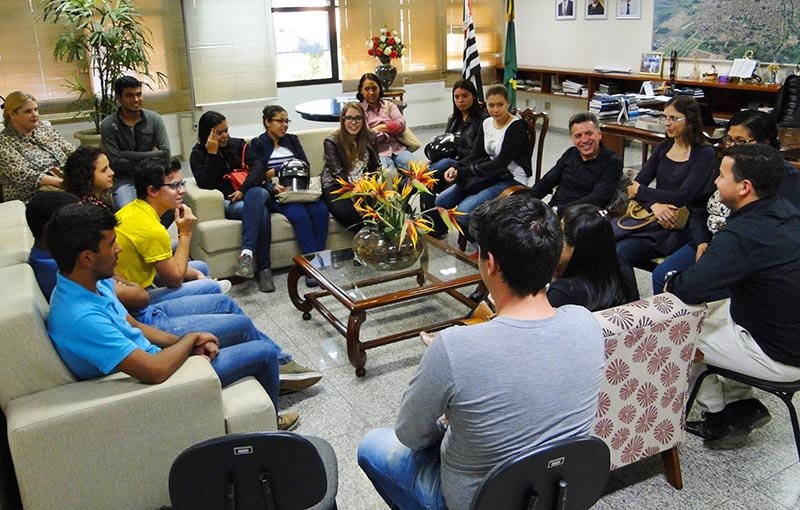 Célio recebe estudantes beneficiados pela Prefeitura para estudar na Funepe