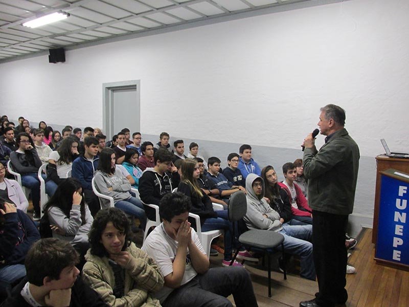 Colégio Anglo promove Palestra Educacional de combate às drogas