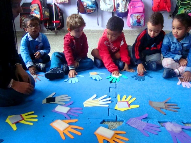 Educadoras das creches criam brinquedos para crianças