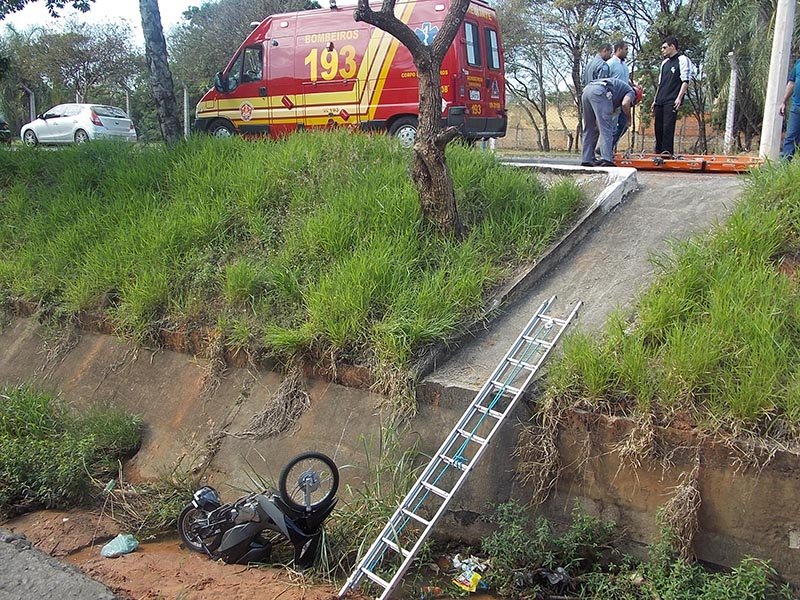 Jovem de moto perde controle e cai no córrego Maria Chica