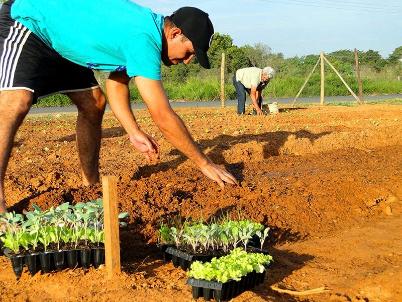 Após drenagem de ruas alagadas, bairro Santa Leonor já tem academia e horta comunitária