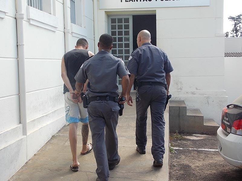 Ajudante é preso com maconha, cocaína e crack