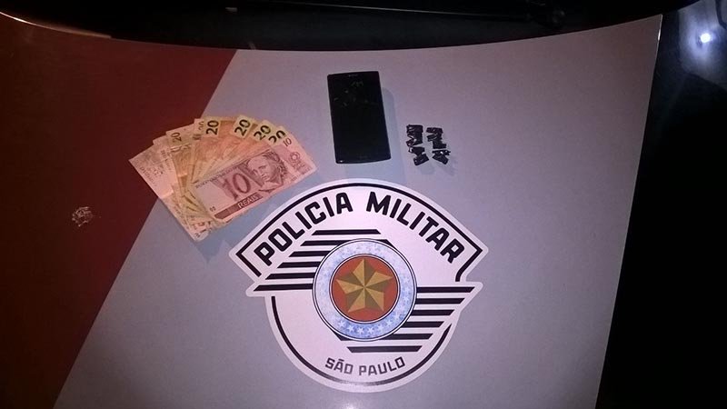 Jovem é abordado no quintal de sua residência com maconha