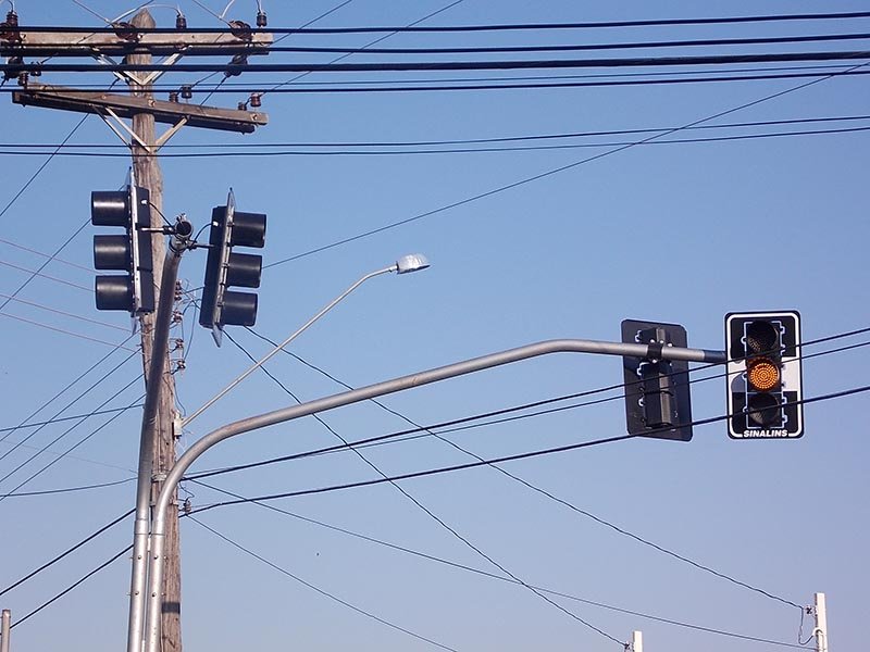 Trânsito: Semáforo é instalado na avenida Ivanoé de Cunto