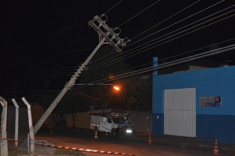 Poste é danificado após ser colidido por caminhão