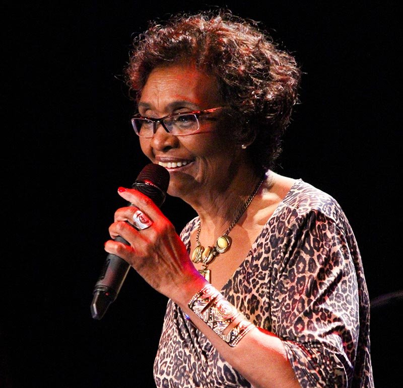 Cine Lúmine: Thereza Alves apresenta o show “Pérola Negra”