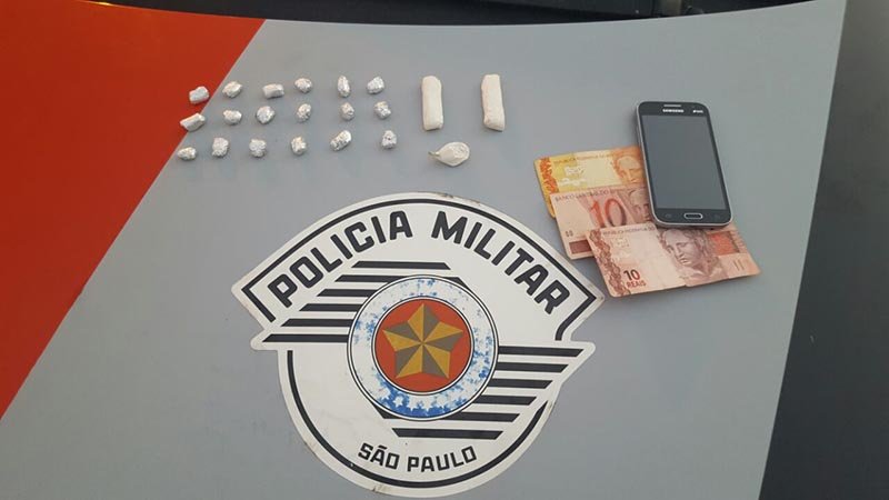 Ajudante é preso transportando porções de cocaína