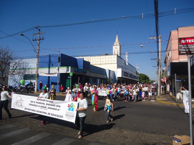 Passeata marca encerramento da Semana do Bebê