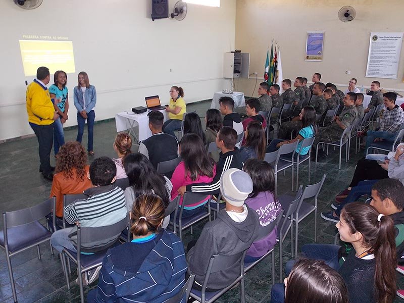 Palestras alertam jovens do perigo das drogas