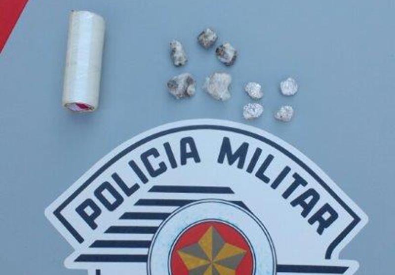 Jovem é flagrado com droga e preso por tráfico