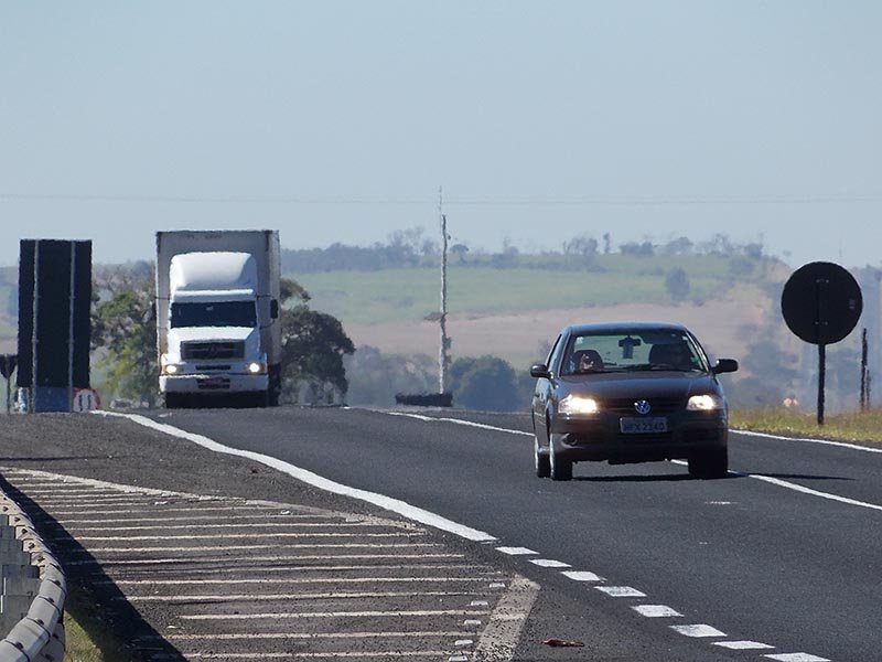 Liminar suspende obrigatoriedade de farol acesso nas estradas durante o dia