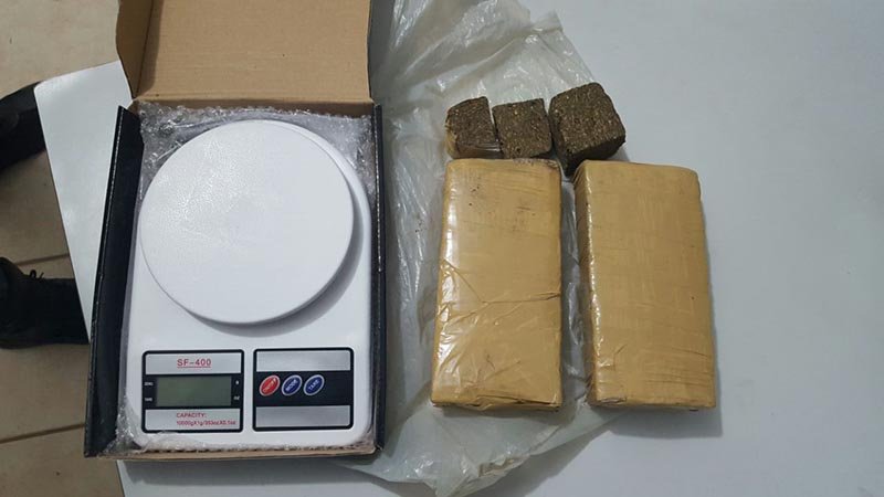 Polícia prende servente transportando maconha