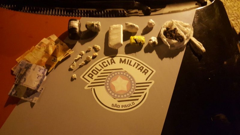 Jovem e adolescente são flagrados com droga