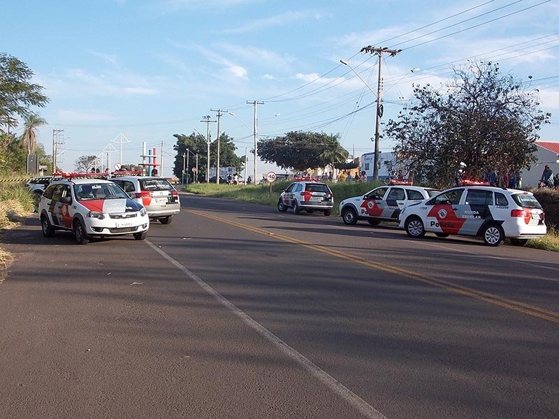 PM recupera carro roubado e bandido acaba baleado