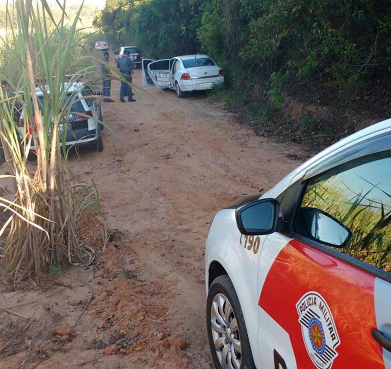 Diversas caixas de cigarros são apreendidas em veículo