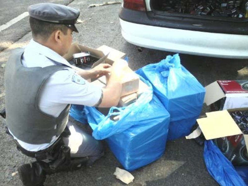 Dupla é flagrada transportando potes de suplementos em rodovia