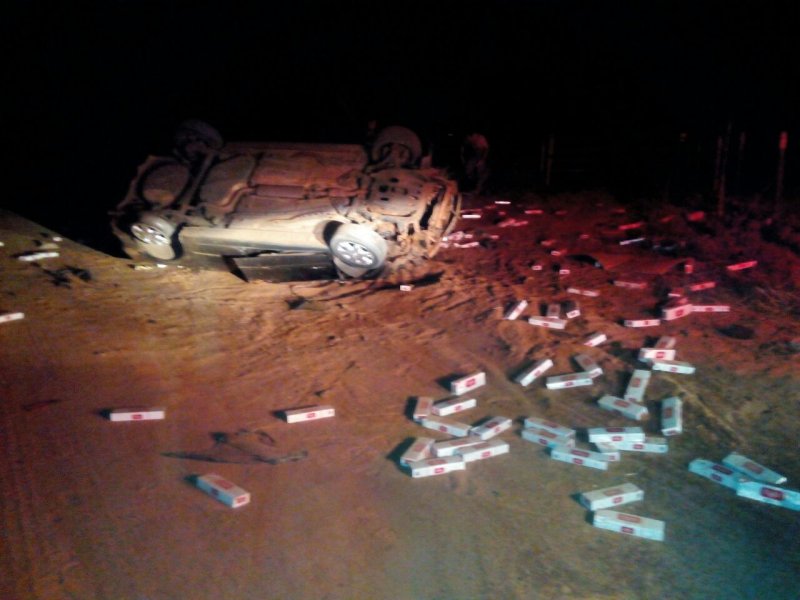 Acusado de transportar cigarros é preso ao capotar veículo na Assis
