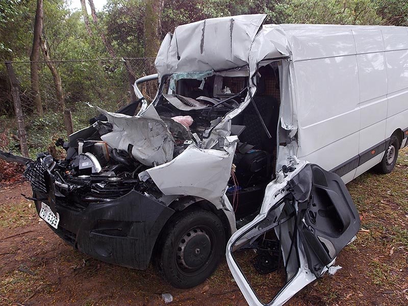 Motorista bate veículo em traseira de caminhão e morre