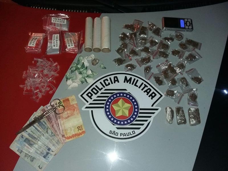 Adolescente é flagrado com drogas em casa