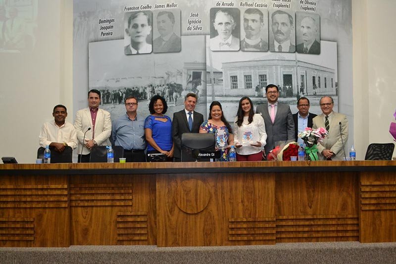 Professora Juliana Alves e educadora Lia Santos são homenageadas com título