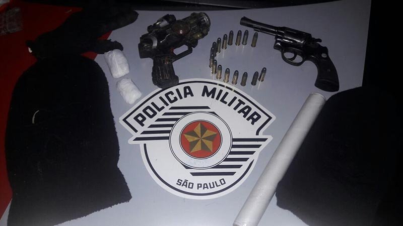 Homem é preso com arma e confessa que iria matar