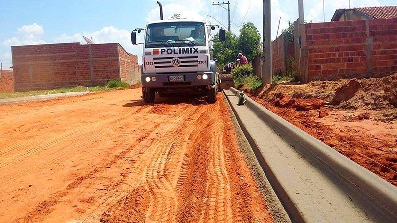 Bairro Santa Leonor: Últimas ruas sem asfalto recebem guias e sarjetas