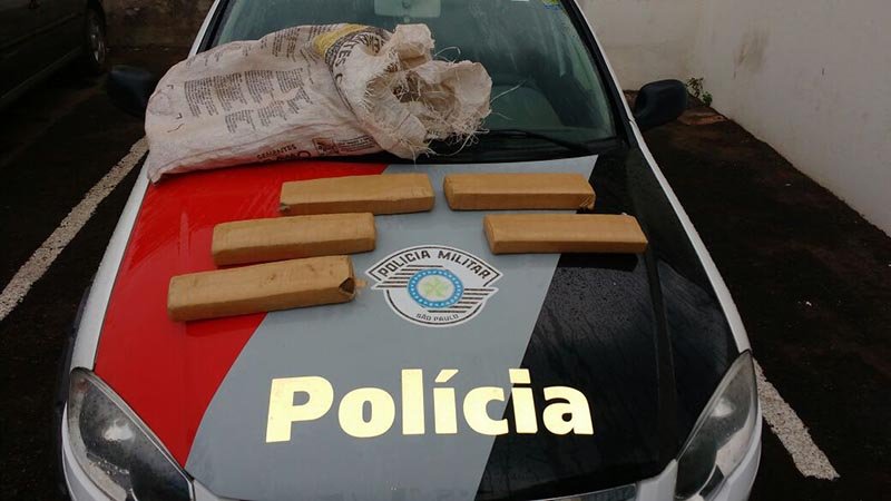 Pedreiro é preso com maconha e tenta subornar PMs
