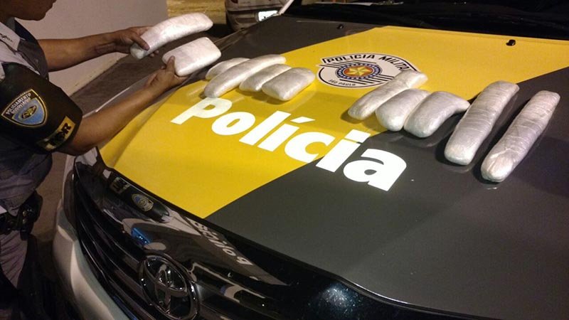 Bolivianos são presos transportando cocaína