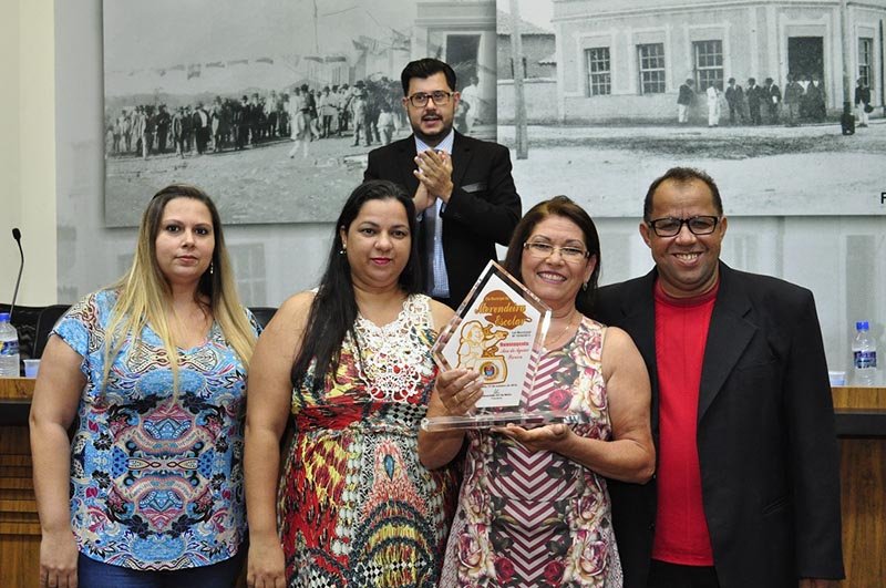 Câmara: Ana Aguiar recebe título de “Merendeira do Ano” em sessão