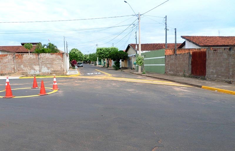 Prefeitura instala mini rotatória no Jardim Monreal