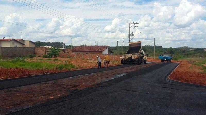 Asfalto chega às últimas ruas de terra no Santa Leonor