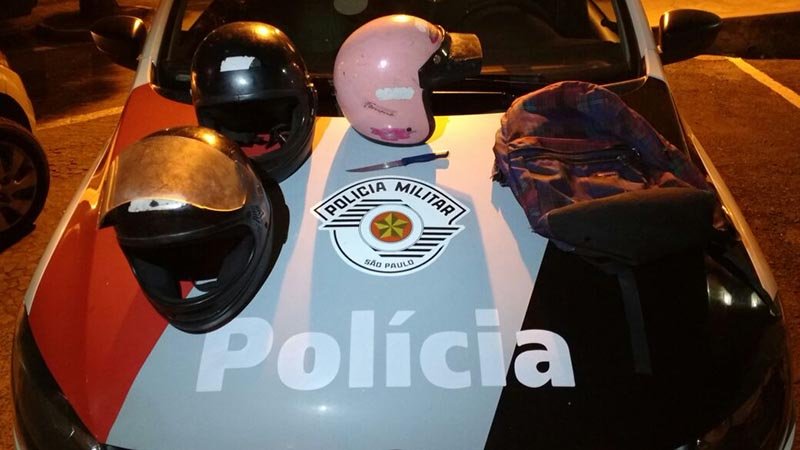 Adolescentes suspeitos são abordados pela Polícia Militar