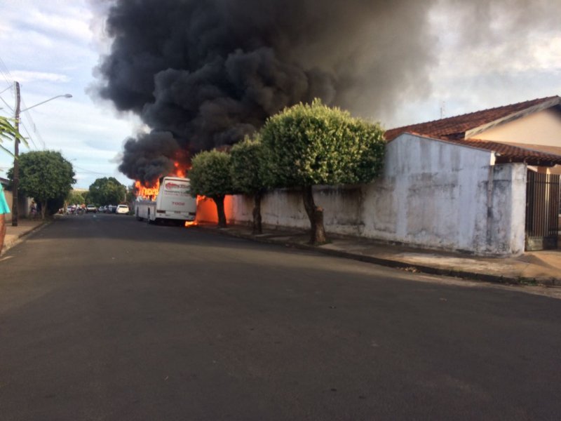 Dois ônibus são incendiados em Penápolis
