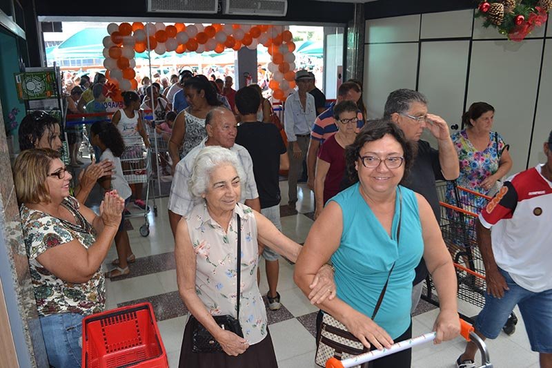 Laranjão atrai centenas de pessoas em seu 1º dia