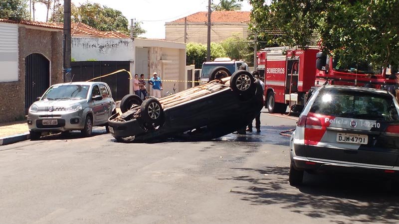Mulher perde controle de carro e capota no centro