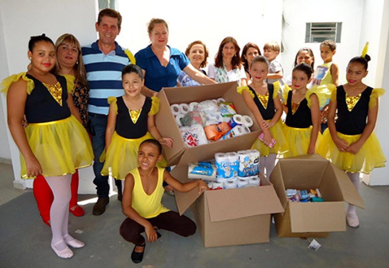Núcleo de Dança entrega doações à Santa Casa