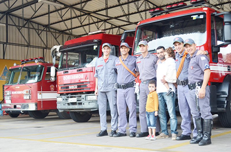 Menina afogada visita bombeiros que a salvaram