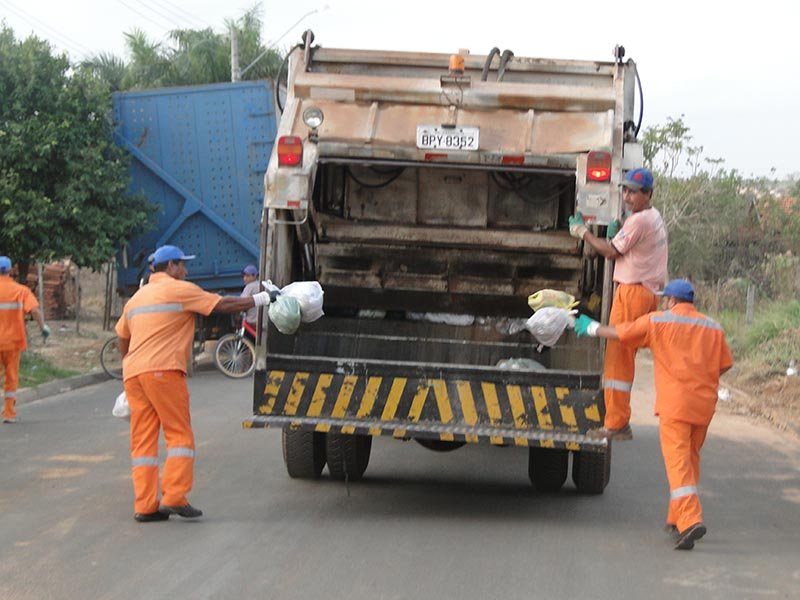 Descarte correto de materiais cortantes pode evitar acidentes com coletores