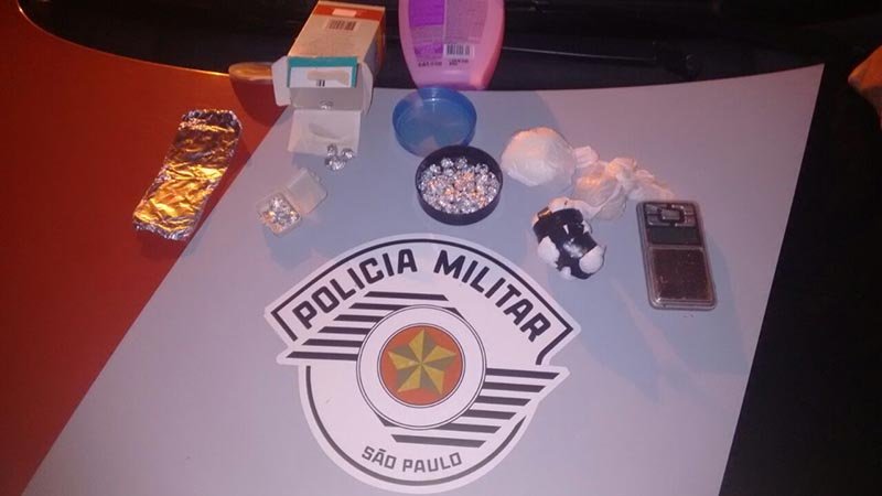 Pintor é flagrado com crack e cocaína e acaba preso