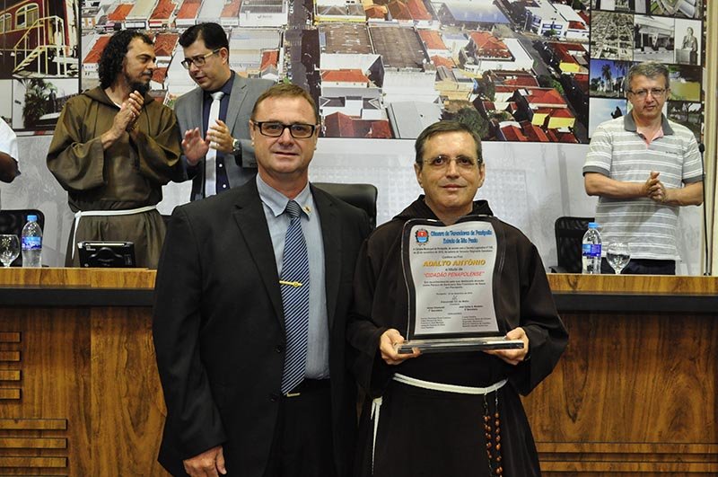 Frei Adalto Antônio recebe título de Cidadão Penapolense