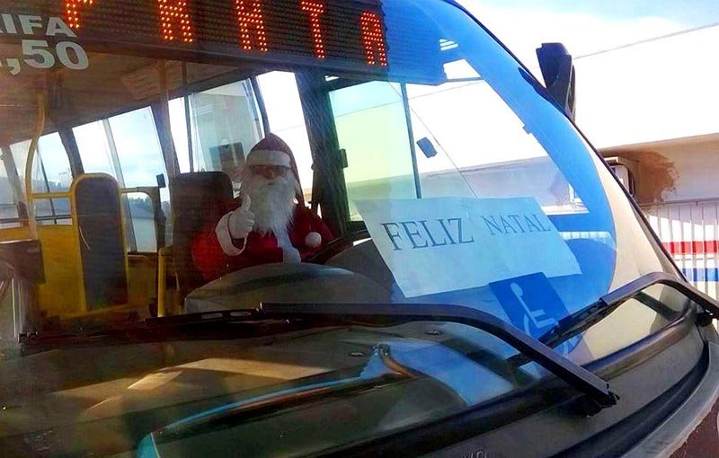 Transporte Coletivo: Papai Noel dirige ônibus no dia de Natal em Penápolis