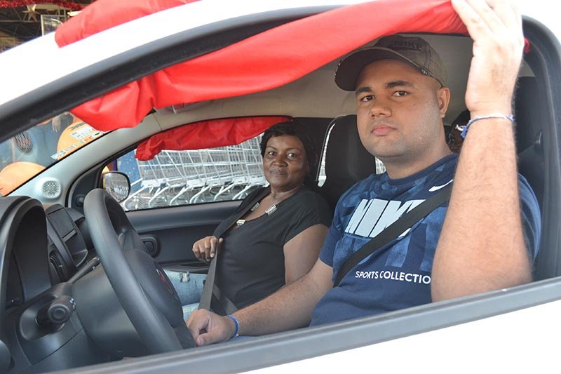 Supermercado Cortez contempla cliente com carro zero