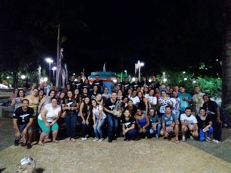 Jovens demonstram fé em grupo de oração em praça